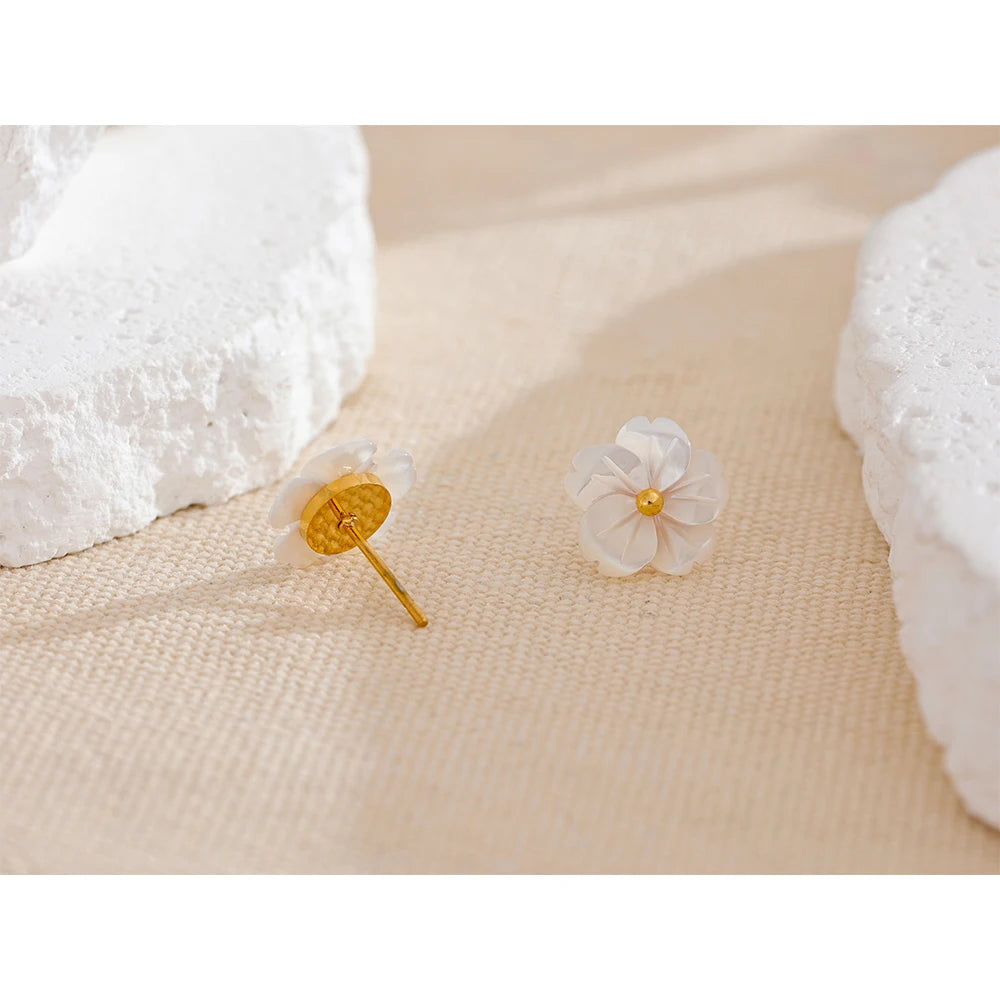 Brinco Flor Branca Delicada