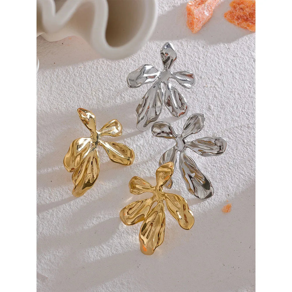 Brinco em Ouro 18k Flor Orgânica Assimétrica