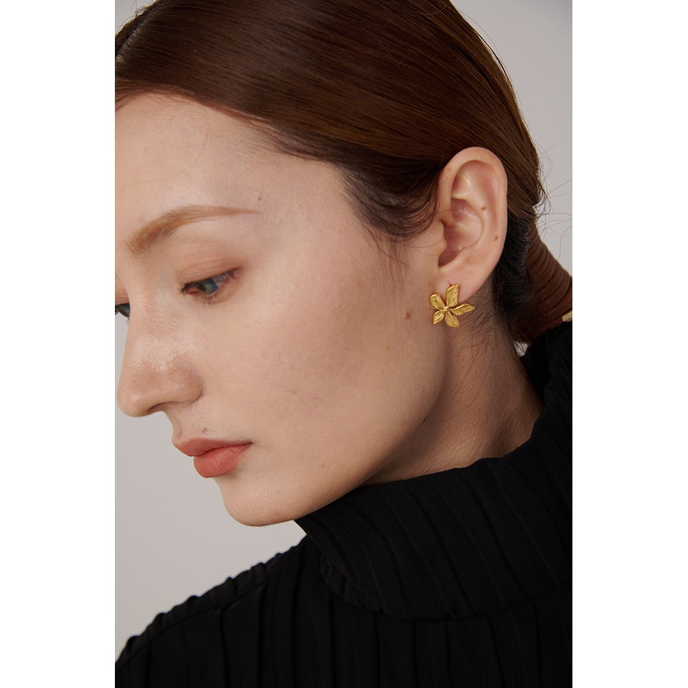 Brinco Floral Moderno em Ouro