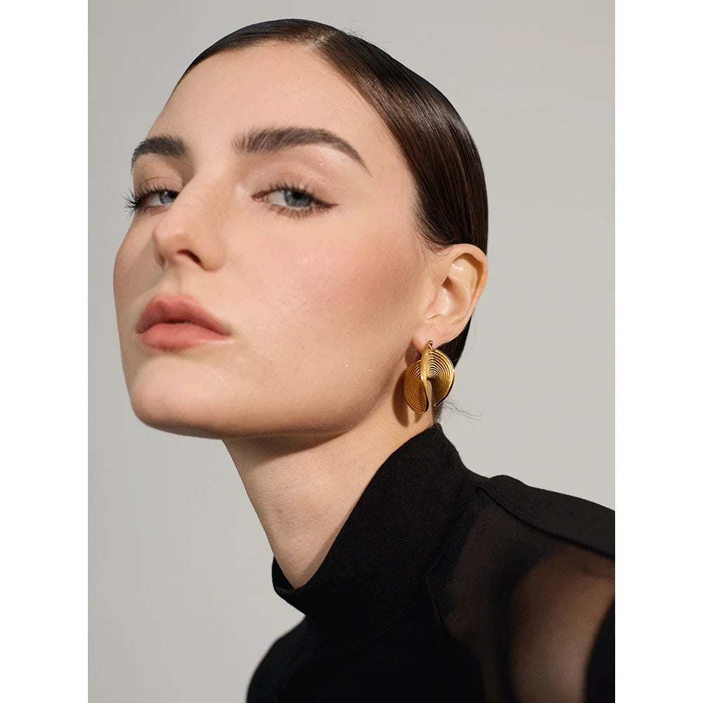 Brinco em Ouro 18k Geometria Dobra