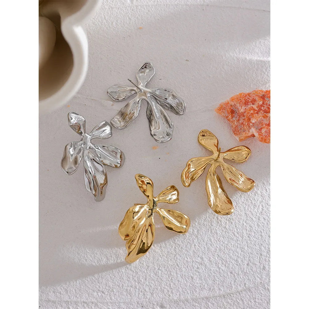 Brinco em Ouro 18k Flor Orgânica Assimétrica