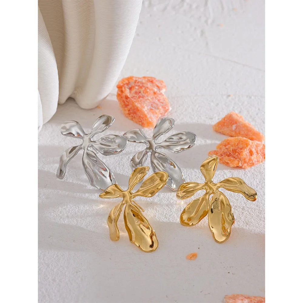 Brinco em Ouro 18k Flor Orgânica Assimétrica