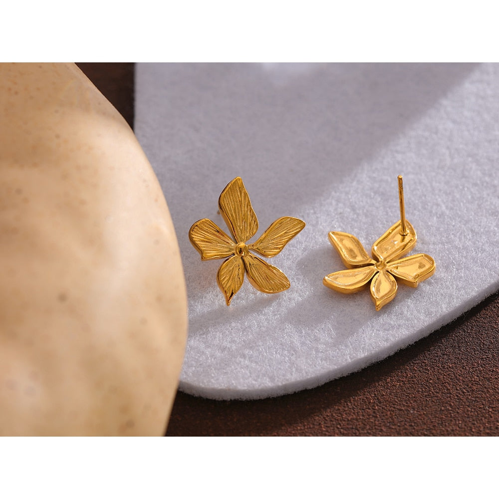 Brinco Floral Moderno em Ouro